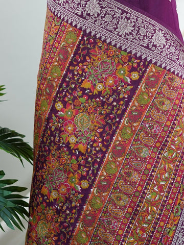 Georgette This Tussar Georgette saree from Varanasi brings together the textured richness of tussar silk with the fluid grace of georgette. Woven on a powerloom, it drapes light and airy, perfect for effortless elegance. Ideal for both day events and evening gatherings, it reflects quiet sophistication with a modern twist on tradition. Suhasini - Georgette Saree | Handwoven | Varanasi - Manoranjitham Weaves - Handloom Store