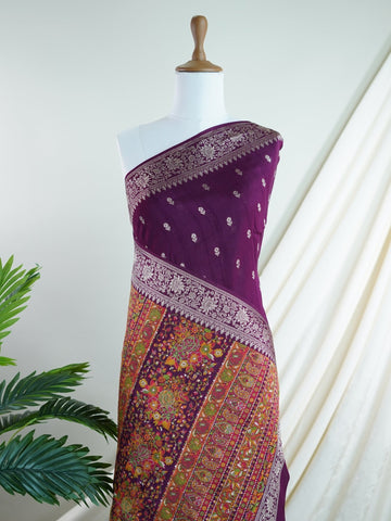 Georgette This Tussar Georgette saree from Varanasi brings together the textured richness of tussar silk with the fluid grace of georgette. Woven on a powerloom, it drapes light and airy, perfect for effortless elegance. Ideal for both day events and evening gatherings, it reflects quiet sophistication with a modern twist on tradition. Suhasini - Georgette Saree | Handwoven | Varanasi - Manoranjitham Weaves - Handloom Store