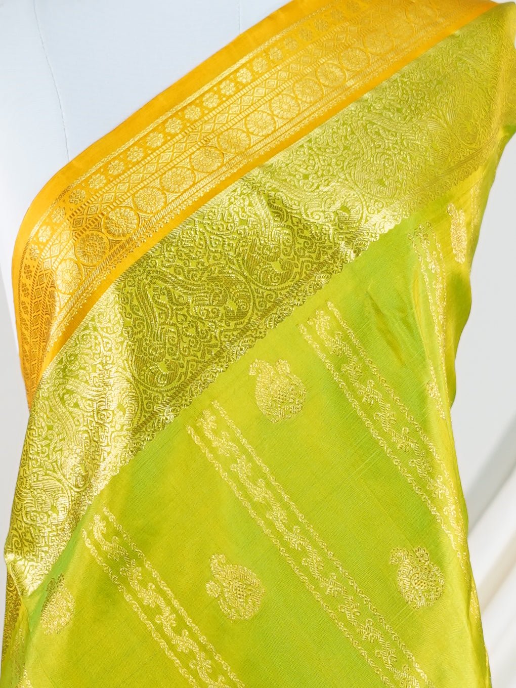 Venkatagiri Silk Parrot Green 100% Pure Silk  - Manoranjitham Weaves - Handloom Store