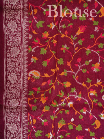 Georgette This Tussar Georgette saree from Varanasi brings together the textured richness of tussar silk with the fluid grace of georgette. Woven on a powerloom, it drapes light and airy, perfect for effortless elegance. Ideal for both day events and evening gatherings, it reflects quiet sophistication with a modern twist on tradition. Suhasini - Georgette Saree | Handwoven | Varanasi - Manoranjitham Weaves - Handloom Store