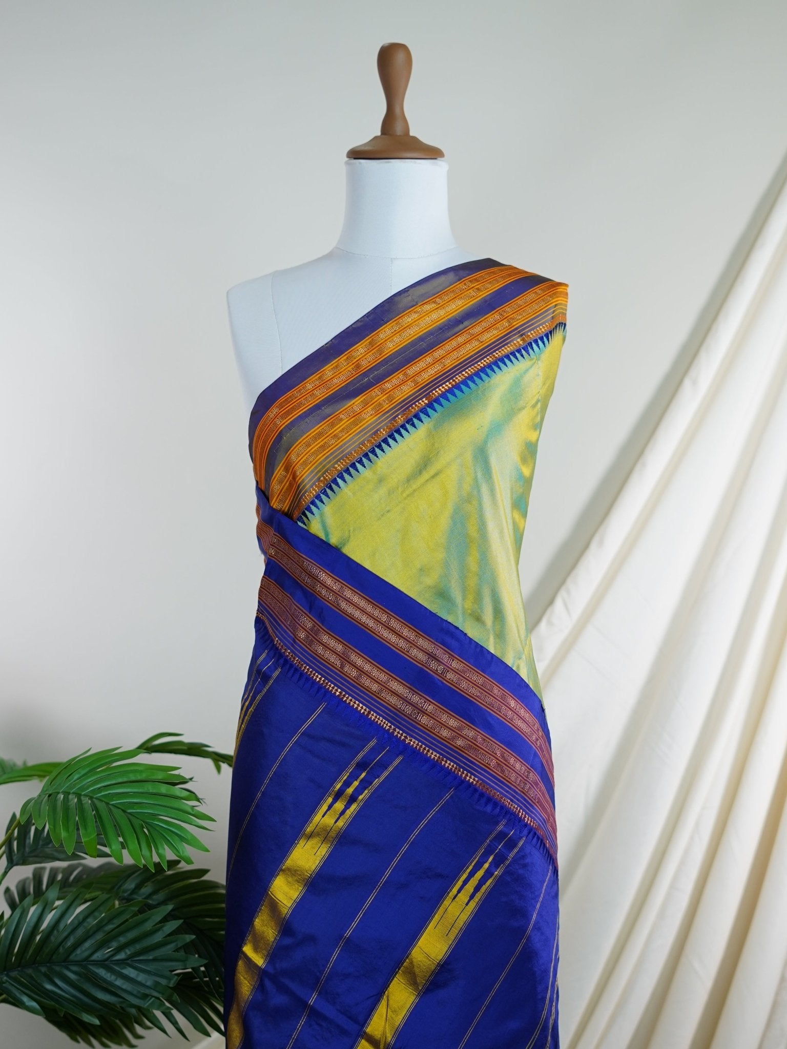 Narayanpet Green 100% Pure Silk  - Manoranjitham Weaves - Handloom Store